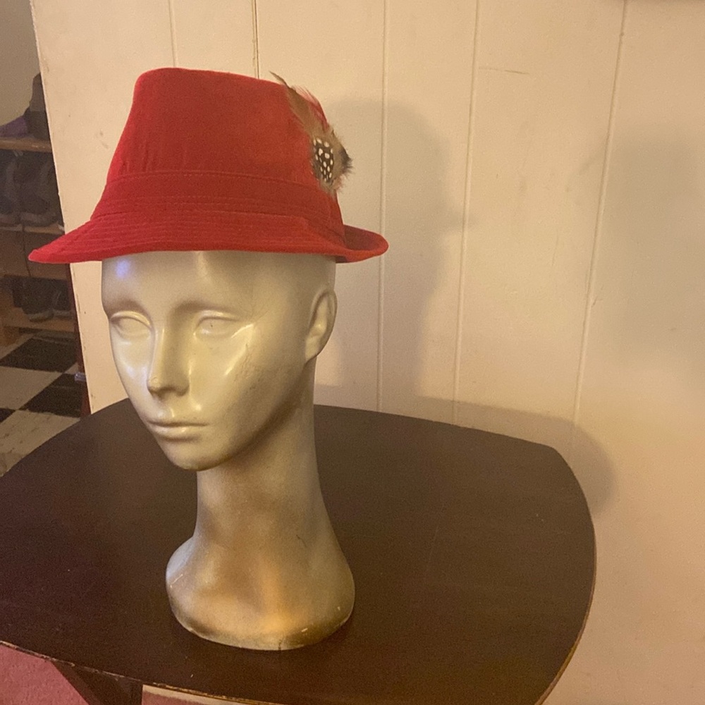 Red fiadora hat with velour texture